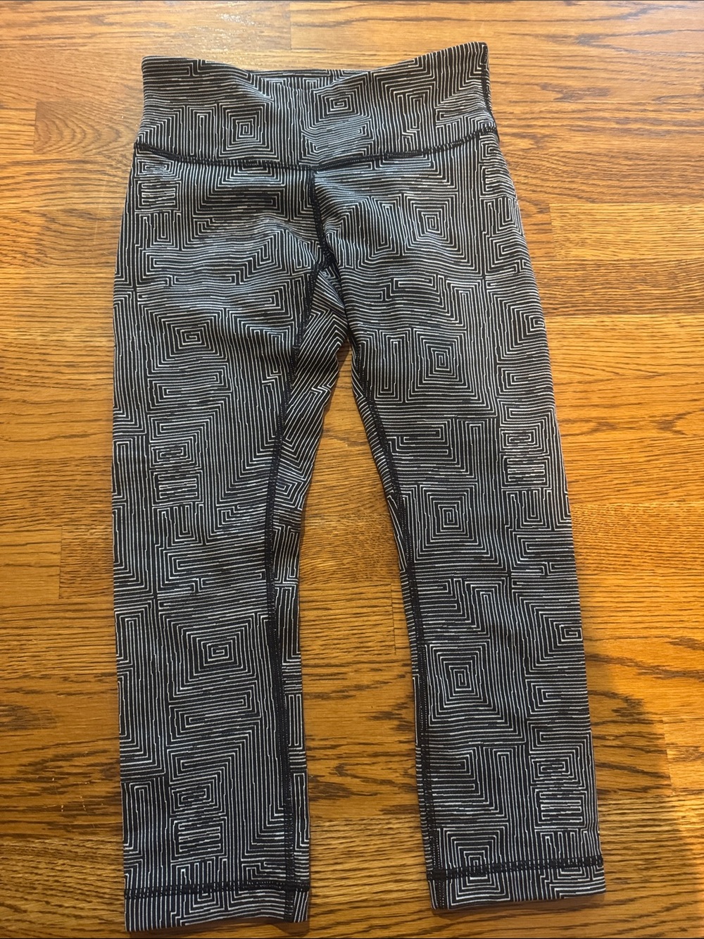 lululemon athletica Black & Gray Geometric-Print Leggings size 4 Capri cropped
